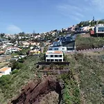 An Uninterrupted 180 Overlooking The Atlantic Ocean * カニコ