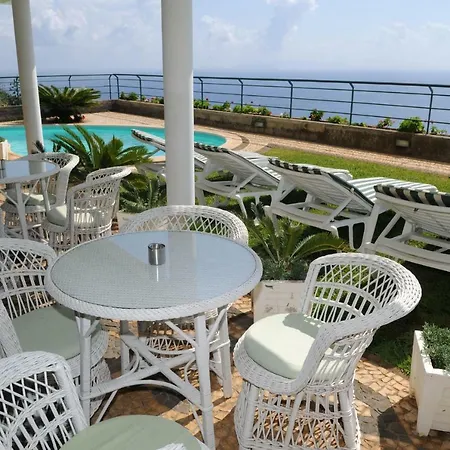 An Uninterrupted 180 Overlooking The Atlantic Ocean 別荘